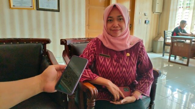 Tutus Sumaryani Kepala Bidang Kesehatan, memastikan hewan-hewan yang diperjualbelikan dalam kondisi sehat dan layak untuk kurban