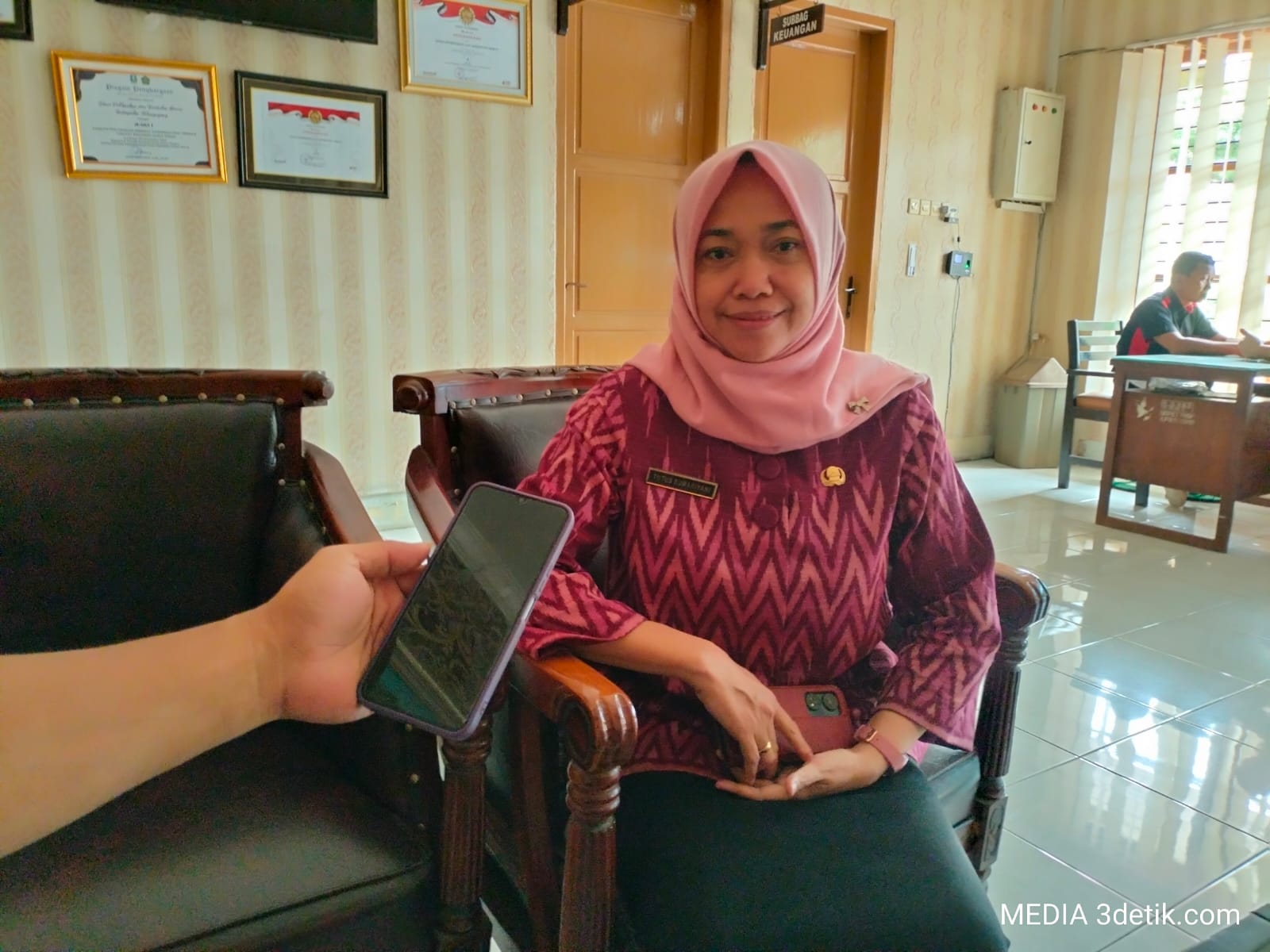 Tutus Sumaryani Kepala Bidang Kesehatan, memastikan hewan-hewan yang diperjualbelikan dalam kondisi sehat dan layak untuk kurban