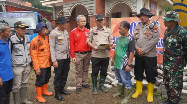 Pemerintah Kabupaten Trenggalek berikan santunan kepada keluarga koban bencana tanah longsor di Dusun Kebonagung, Desa Depok, Kecamatan Bendungan