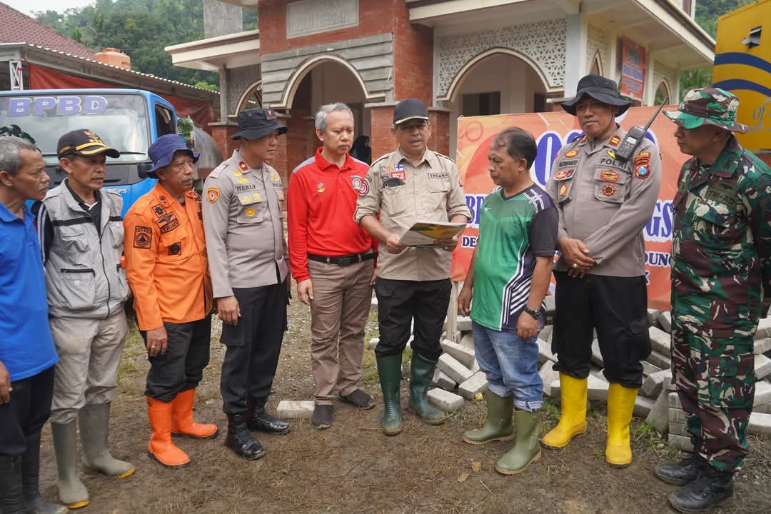 Pemerintah Kabupaten Trenggalek berikan santunan kepada keluarga koban bencana tanah longsor di Dusun Kebonagung, Desa Depok, Kecamatan Bendungan