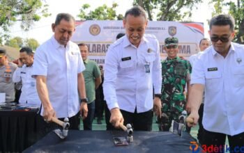 Kakanwil Ditjen PAS Jatim, Kadiyono (tengah) saat memusnahkan handphone. [3detik.com]