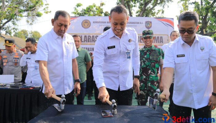 Kakanwil Ditjen PAS Jatim, Kadiyono (tengah) saat memusnahkan handphone. [3detik.com]