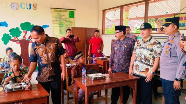 Wakil Bupati Tulungagung, Ahmad Baharudin, didampingi Forpimcam Ngunut, melakukan monitor pelaksaan MBG (Makan Bergizi Gratis)