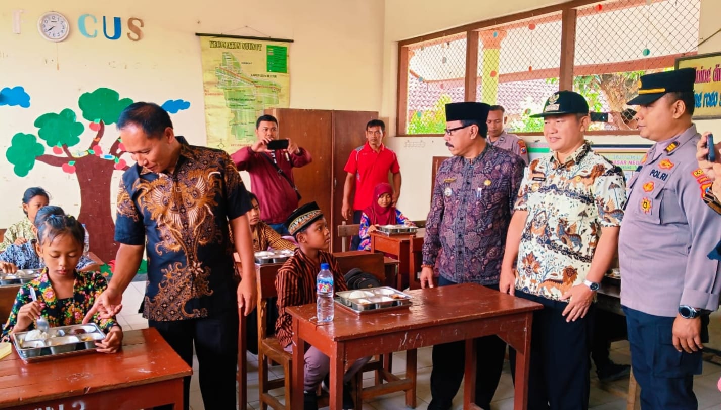Wakil Bupati Tulungagung, Ahmad Baharudin, didampingi Forpimcam Ngunut, melakukan monitor pelaksaan MBG (Makan Bergizi Gratis)