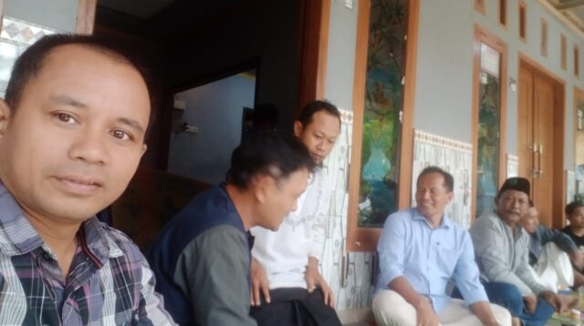 Wabup Tulungagung Ahmad Baharudin takziah ke rumah duka.