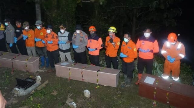 4 jenazah korban bencana tanah longsor di Dusun Kebonagung, Desa Depok, Kecamatan Bendungan, Kabupaten Trenggalek dimakamkan