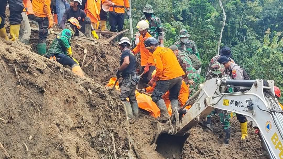 Semua jenazah korban bencana tanah longsor di Dusun Kebonagung, Desa Depok, Kecamatan Bendungan, Kabupaten Trenggalek