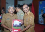 Sekda Trenggalek, Drs. Edy Soepriyanto menyerahkan SK Pensiun kepada 104 PNS di lingkup Pemkab Trenggalek