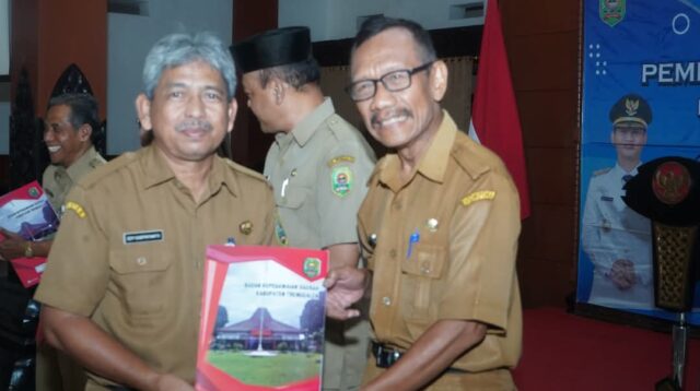 Sekda Trenggalek, Drs. Edy Soepriyanto menyerahkan SK Pensiun kepada 104 PNS di lingkup Pemkab Trenggalek