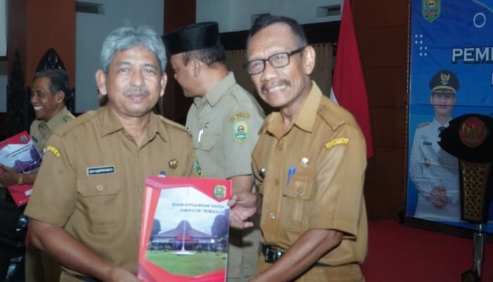 Sekda Trenggalek Edy Soepriyanto, Menyerahkan Sebanyak 104 SK Pensiun PNS