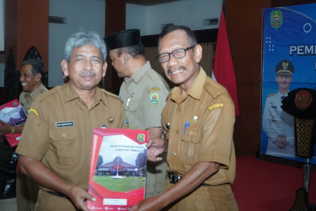 Sekda Trenggalek, Drs. Edy Soepriyanto menyerahkan SK Pensiun kepada 104 PNS di lingkup Pemkab Trenggalek