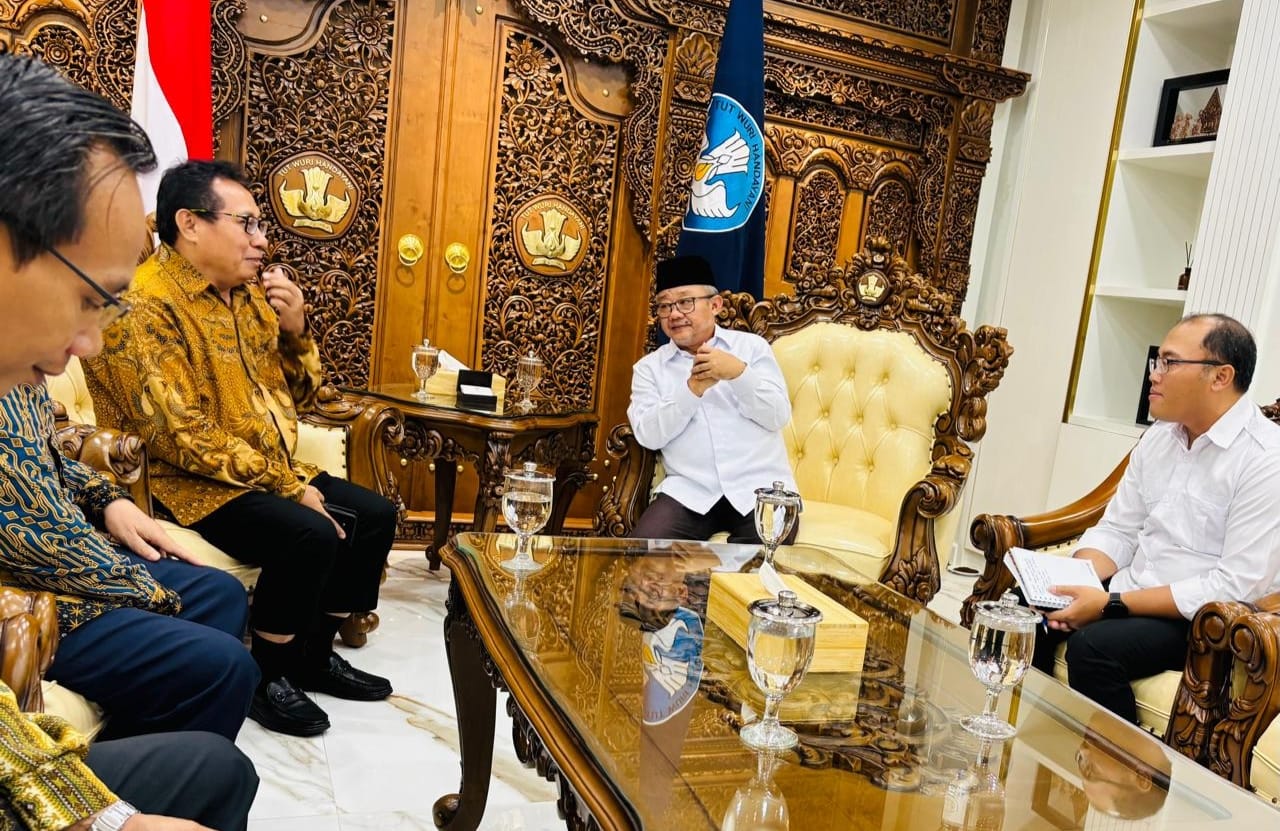 silaturahmi antara Ketua Umum SMSI Pusat Firdaus bersama jajaran pengurus dengan Menteri Pendidikan Dasar dan Menengah (Mendikdasmen)