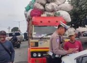 Polres Nganjuk menindak tegas kendaraan angkutan barang yang melebihi batas muatan (Over Dimension Over Loading/ODOL)