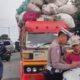 Polres Nganjuk menindak tegas kendaraan angkutan barang yang melebihi batas muatan (Over Dimension Over Loading/ODOL)