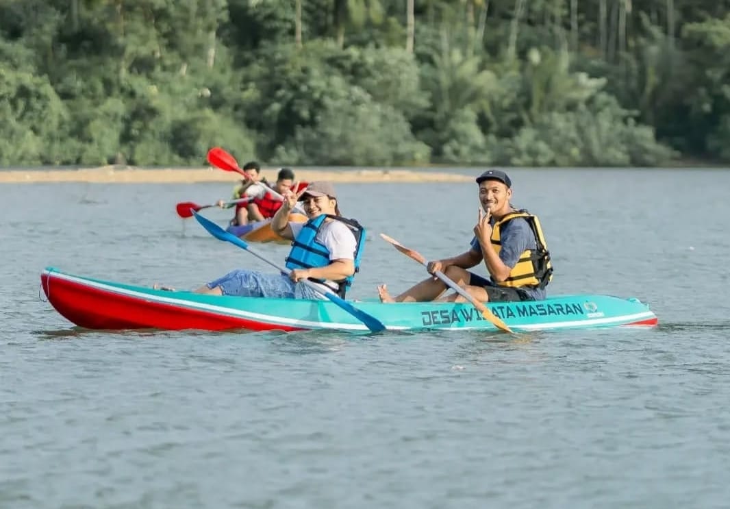 Pantai Blado bukan destinasi mainstream. Bahkan, bisa dibilang ini adalah surga tersembunyi