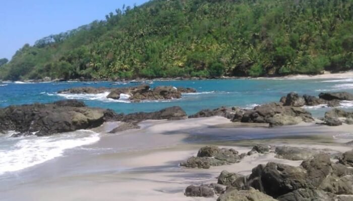 Camping Asyik di Pinggir Pantai Ngampiran: Versi Low Budget tapi Berkesan