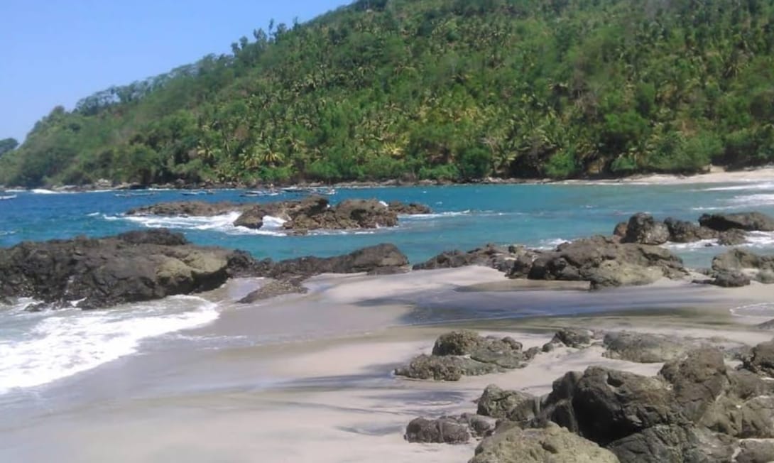 coba deh camping di Pantai Ngampiran, Desa Tawing, Kecamatan Munjungan, Trenggalek