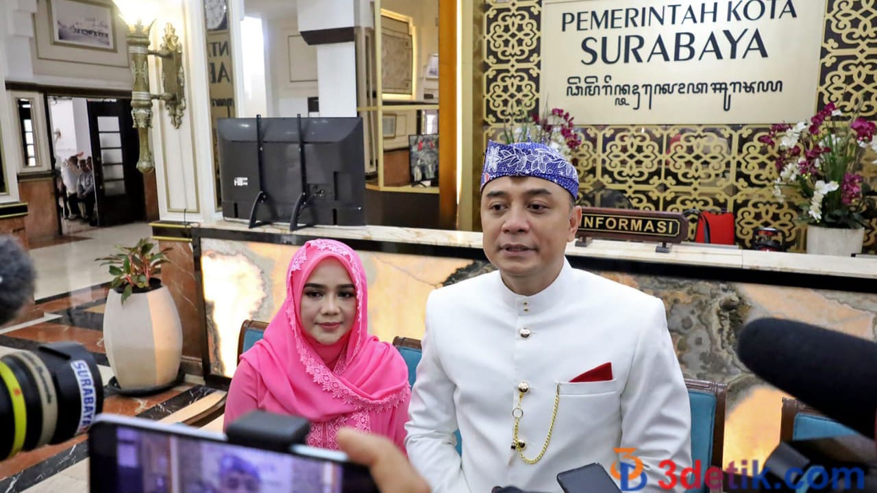 Eri Cahyadi, Wali Kota Surabaya bersama Ketua TP PKK Surabaya sekaligus istri, Rini Indriyani. [3detik.com]