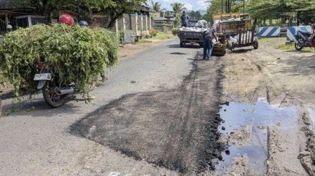 Kepala UPT PJJ Campur Darat, Beny Arieasandi, ST, menyampaikan bahwa pekerjaan meliputi penambalan lubang di beberapa titik