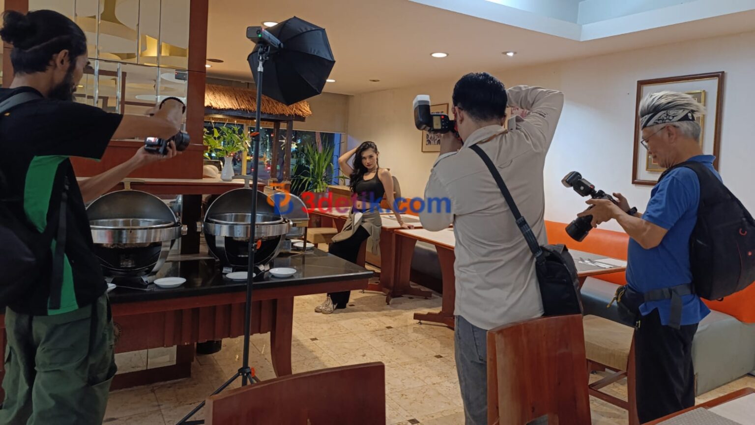 pemotretan model di area Resto Sahid Hotel Surabaya. [3detik.com]