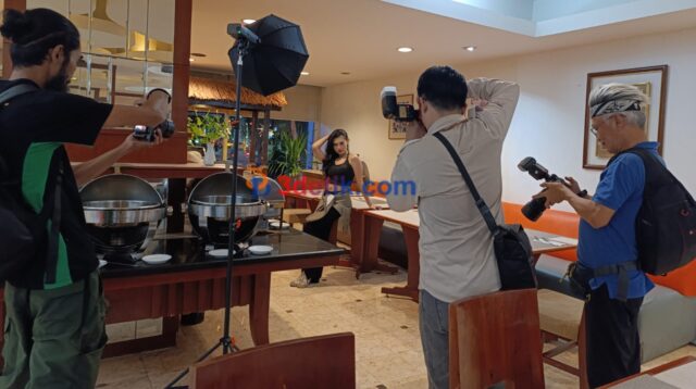 pemotretan model di area Resto Sahid Hotel Surabaya. [3detik.com]