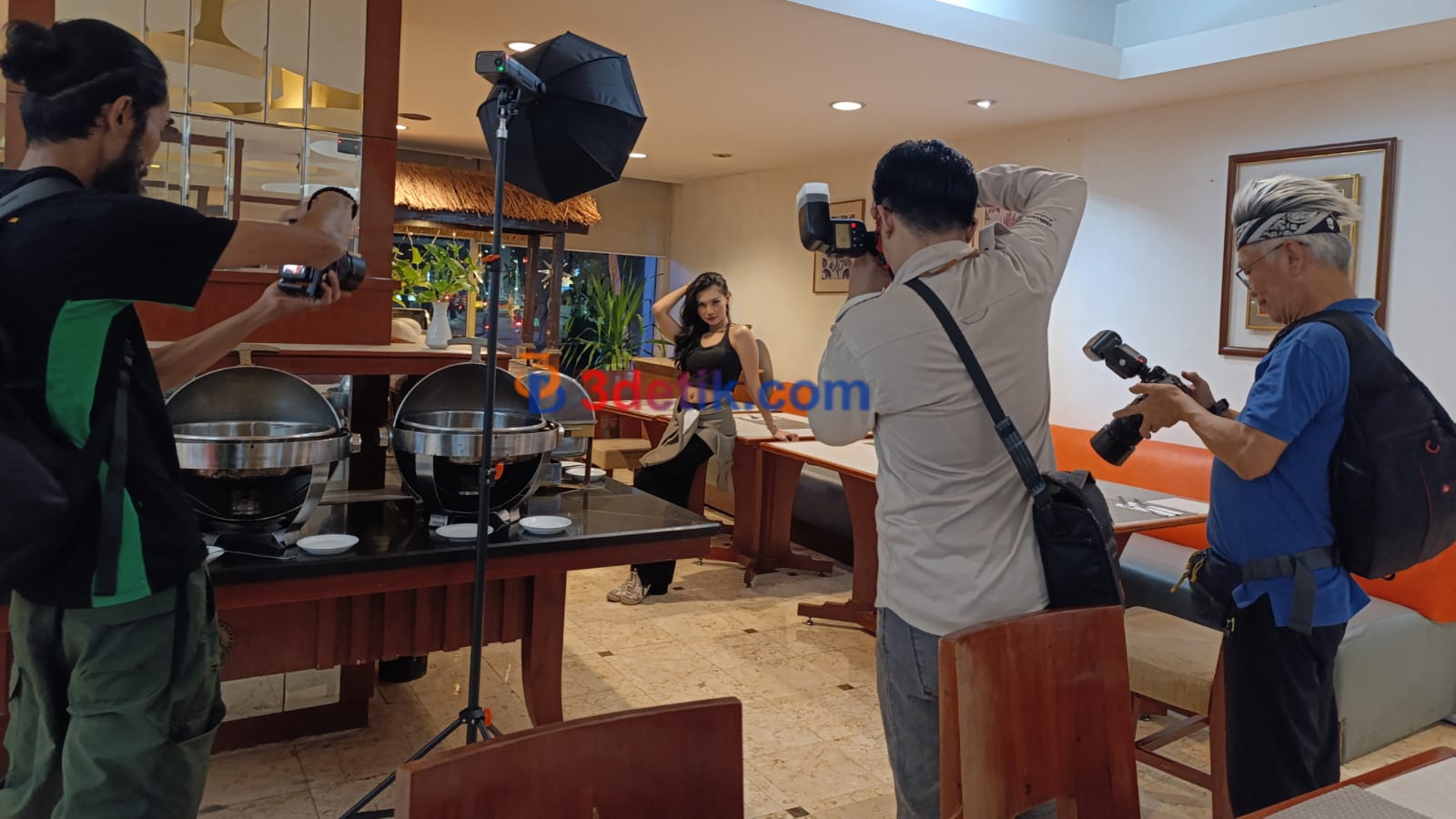 pemotretan model di area Resto Sahid Hotel Surabaya. [3detik.com]