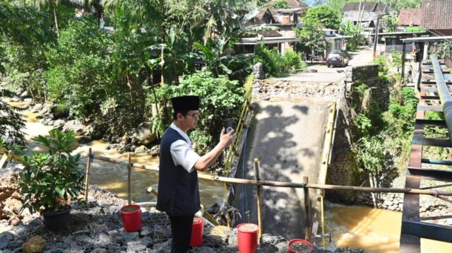 Bupati Trenggalek Mas Ipin, jembatan Munjungan-Watulimo terputus Pasalnya arus deras sungai mengakibatkan Jembatan Dung Buceng ambruk