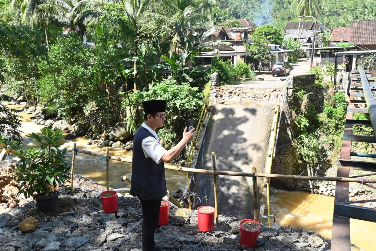 Bupati Trenggalek Mas Ipin, jembatan Munjungan-Watulimo terputus Pasalnya arus deras sungai mengakibatkan Jembatan Dung Buceng ambruk