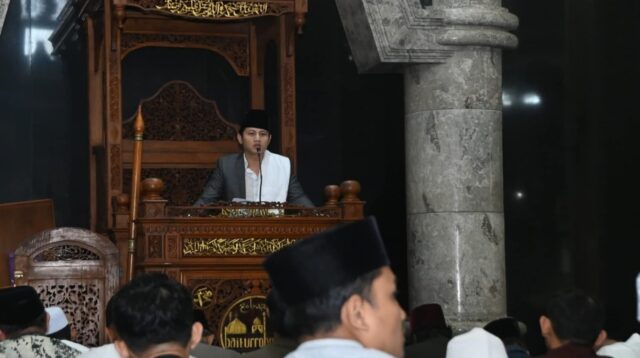 Bupati Trenggalek, Mochamad Nur Arifin bersama jajaran Forkopimda Trenggalek Shalat Idul Adha 1446 H di Masjid Agung Baiturrahman Trenggalek