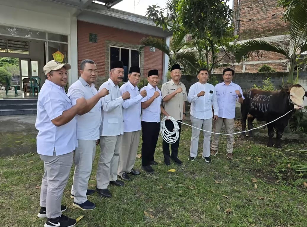 Pemkab Tulungagung menyalurkan 13 ekor sapi kurban dan 4 ekor kambing ke berbagai masjid