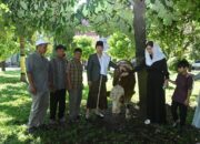 Hari Raya Khurban, Idul Adha 1446 H, Bupati Trenggalek, Mochamad Nur Arifin mencoba berbagi kebahagiaan kepada masyarakat terdampak bencana tanah longsor di Desa Depok