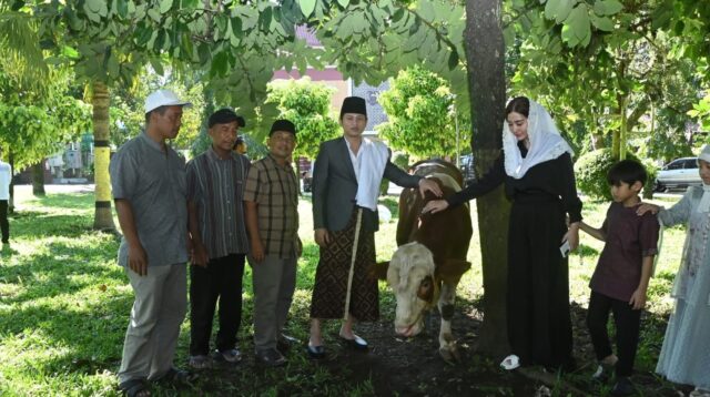 Hari Raya Khurban, Idul Adha 1446 H, Bupati Trenggalek, Mochamad Nur Arifin mencoba berbagi kebahagiaan kepada masyarakat terdampak bencana tanah longsor di Desa Depok
