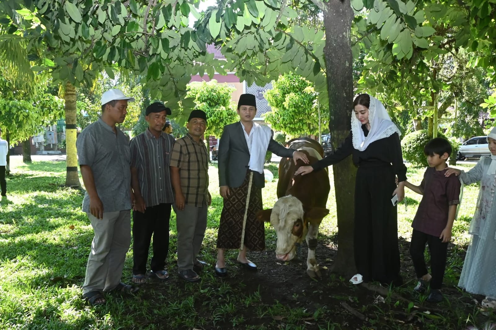 Hari Raya Khurban, Idul Adha 1446 H, Bupati Trenggalek, Mochamad Nur Arifin mencoba berbagi kebahagiaan kepada masyarakat terdampak bencana tanah longsor di Desa Depok