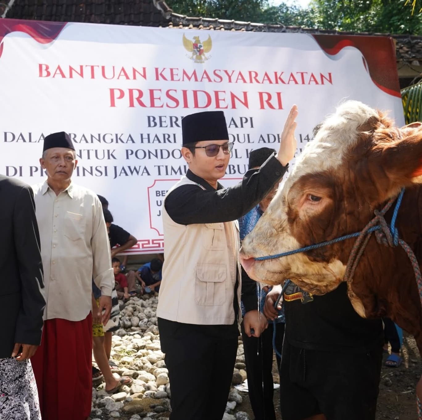 Bupati Trenggalek, Mochamad Nur Arifin menyerahkan hewan khurban bantuan Presiden RI, Prabowo Subianto ke Pondok Pesantren Kidul Kali, Kelurahan Kelutan, Kabupaten Trenggalek