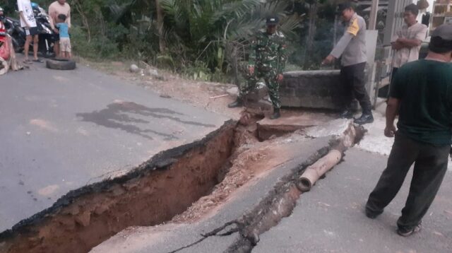 Akses jalur Kampak-Munjungan yang sempat terputus akibat jalan mengalami amblas