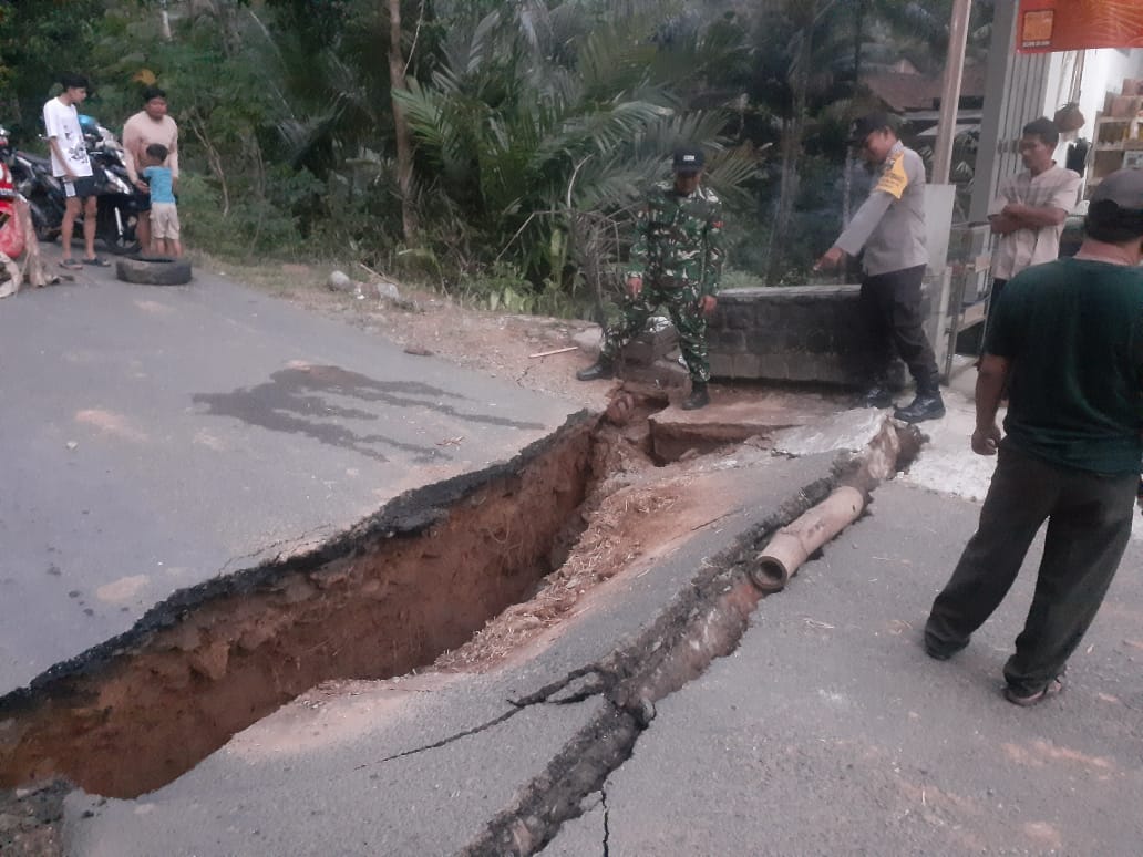 Akses jalur Kampak-Munjungan yang sempat terputus akibat jalan mengalami amblas