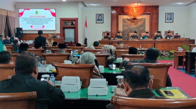 Paripurna DPRD Tulungagung menetapkan rancangan peraturan daerah (raperda) tentang pajak dan retribusi daerah