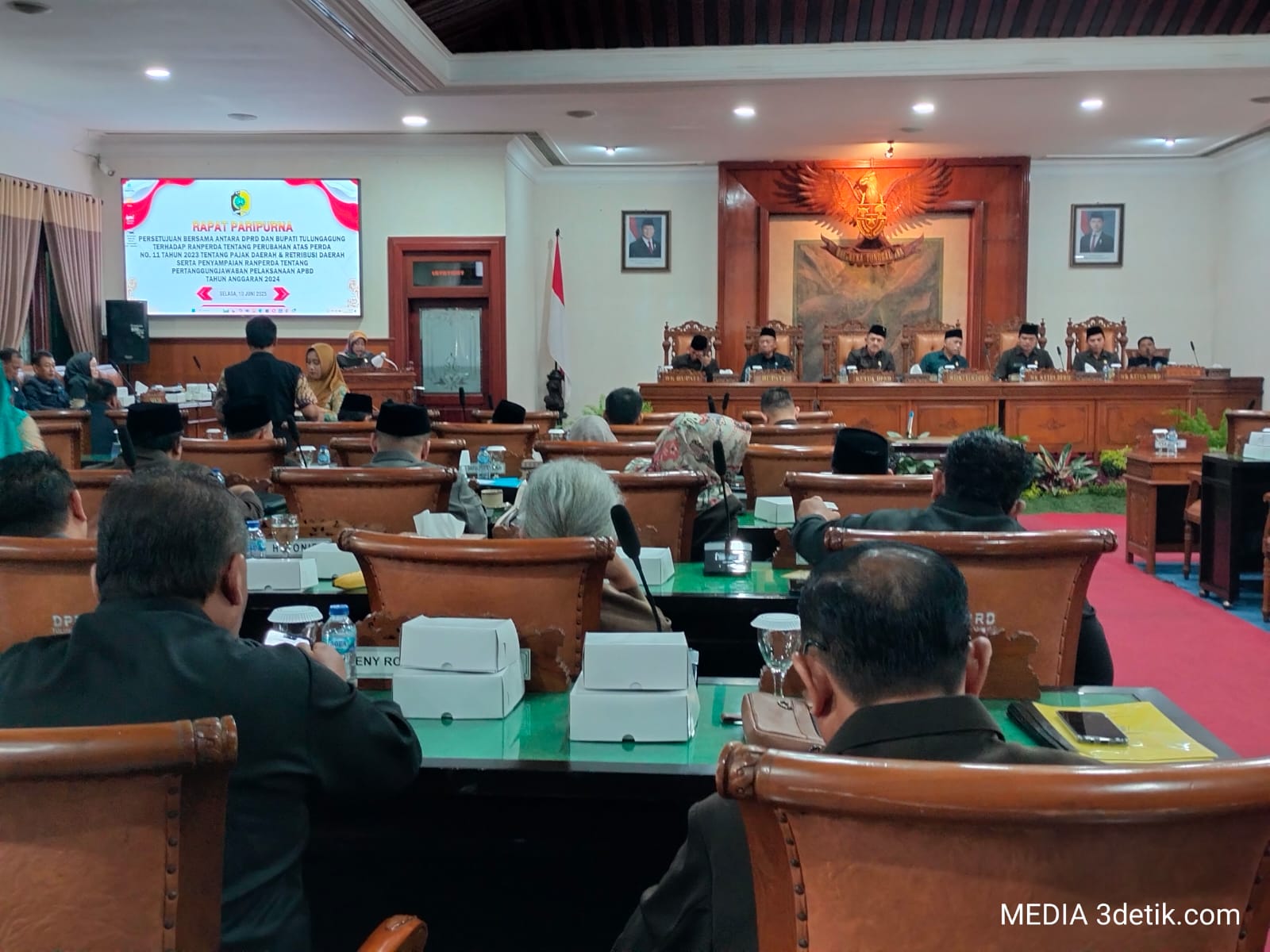 Paripurna DPRD Tulungagung menetapkan rancangan peraturan daerah (raperda) tentang pajak dan retribusi daerah