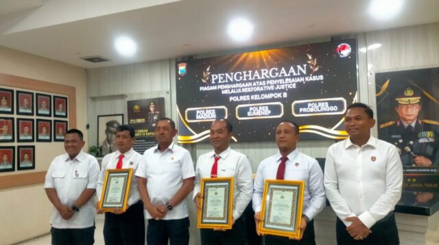 Satresnarkoba Polres Madiun meraih penghargaan dari Direktorat Reserse Narkoba Polda Jawa Timur atas prestasi yang diraih pada semester I tahun 2025