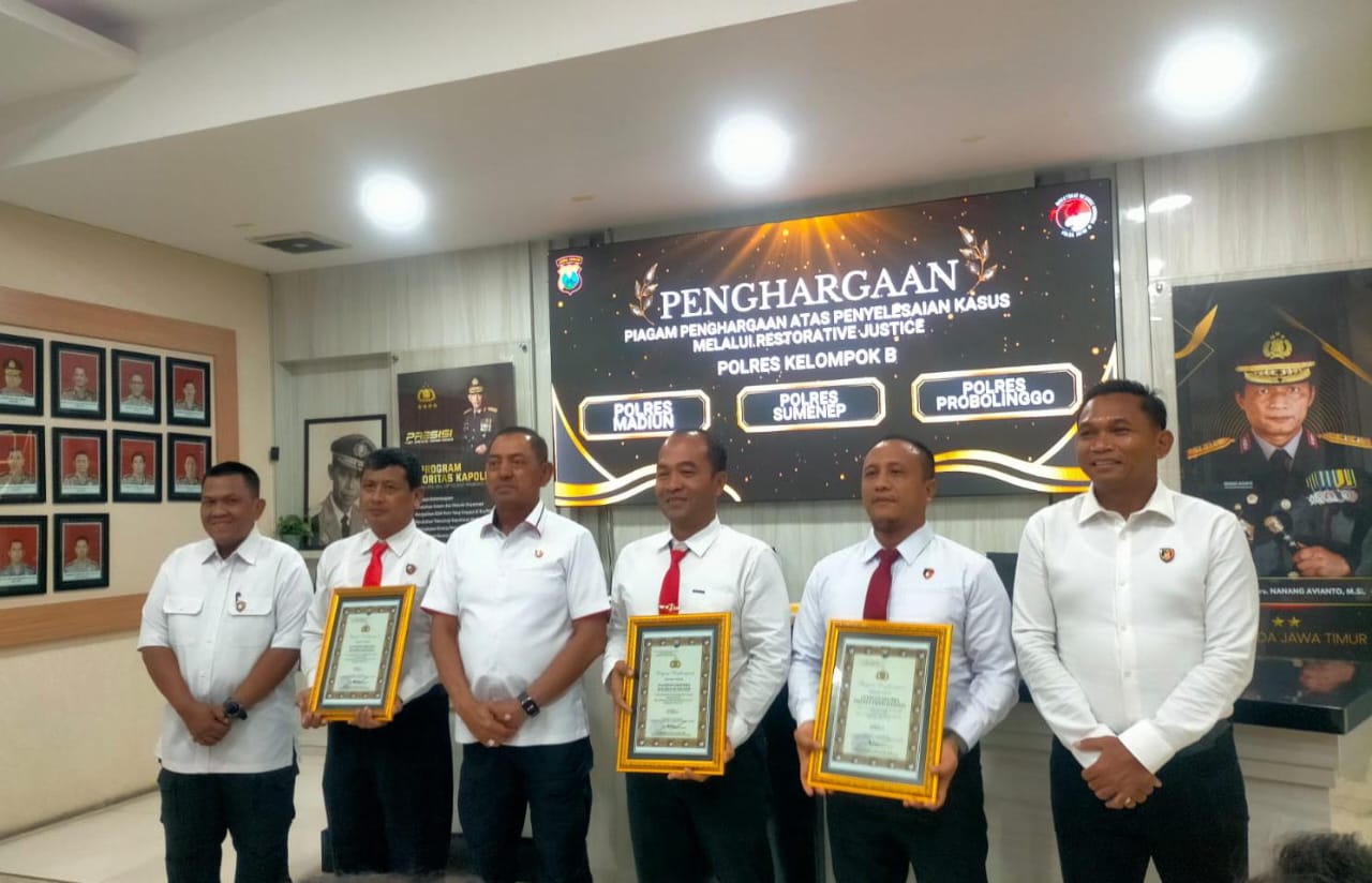 Satresnarkoba Polres Madiun meraih penghargaan dari Direktorat Reserse Narkoba Polda Jawa Timur atas prestasi yang diraih pada semester I tahun 2025