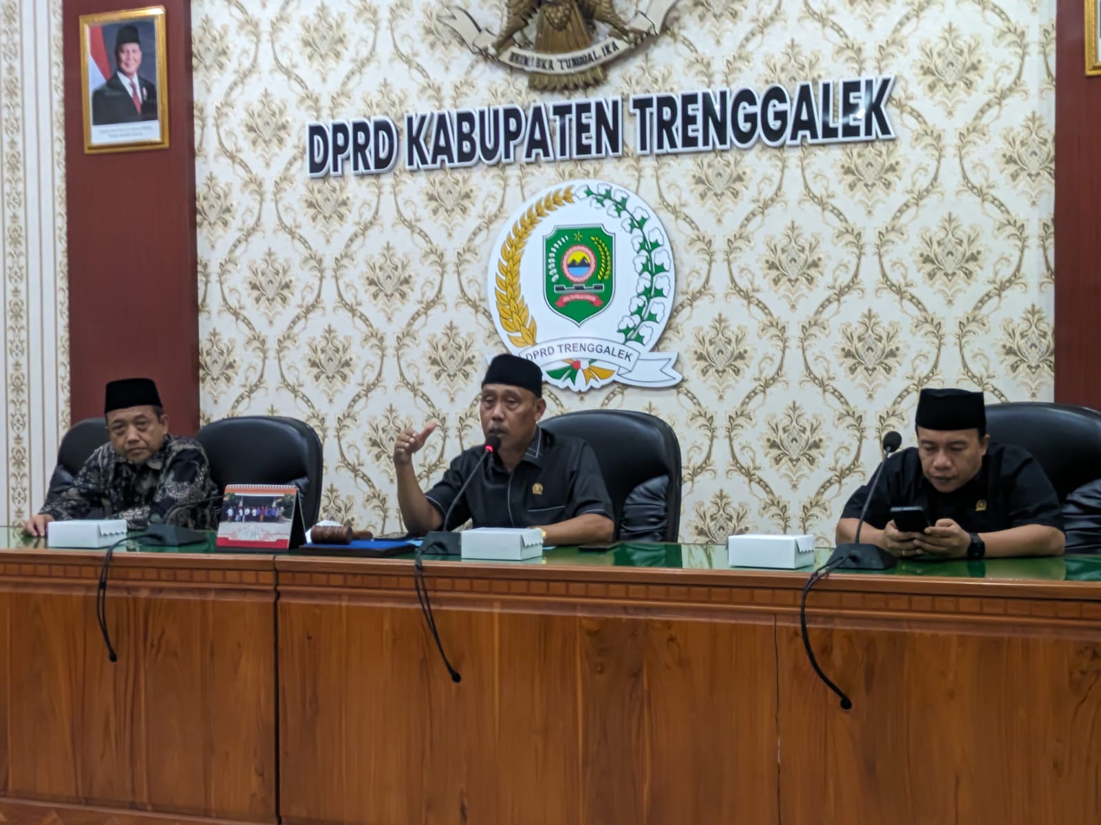 DPRD Trenggalek Fasilitasi rapat dengar pendapat Para anggota KSPP Syariah Madani menemukan kesepakatan yang memuaskan