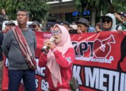 Massa Aliansi Rakyat Peduli Trenggalek (ARPT) dan anggota KSPP Syariah Madani menuntut keadilan ke DPRD Trenggalek