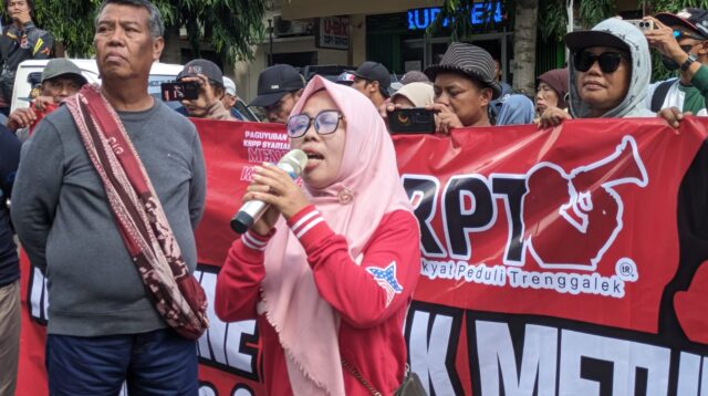 Massa Aliansi Rakyat Peduli Trenggalek (ARPT) dan anggota KSPP Syariah Madani menuntut keadilan ke DPRD Trenggalek