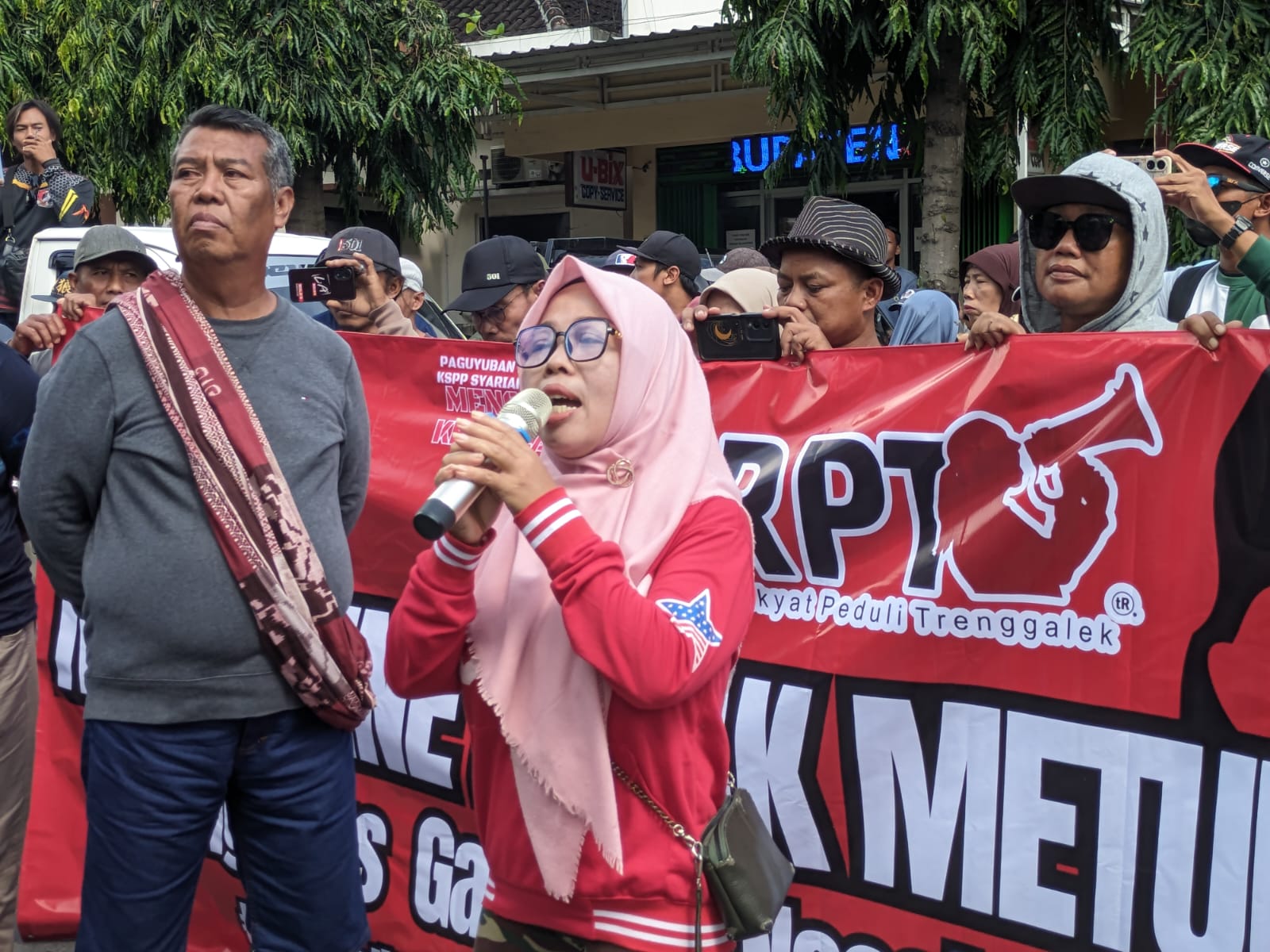 Massa Aliansi Rakyat Peduli Trenggalek (ARPT) dan anggota KSPP Syariah Madani menuntut keadilan ke DPRD Trenggalek