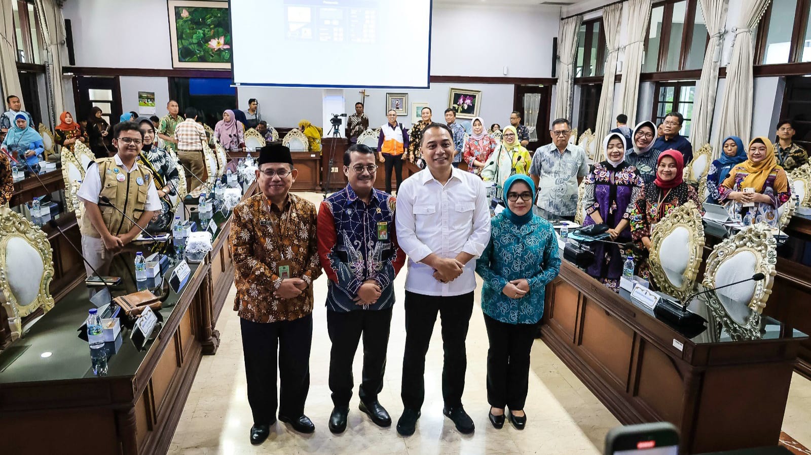 Wali Kota Surabaya Eri Cahyadi kepada Tim Juri Kinerja Pencegahan dan Perkawinan Anak (PPA) Award secara daring