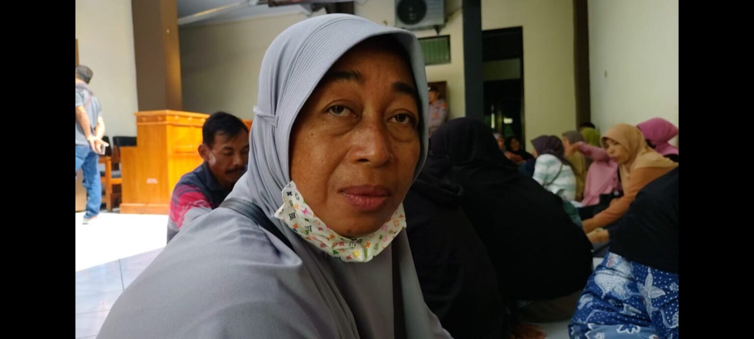 Alfiyah panik ketika tidak cuma dirinya saja yang mengalami lemotnya saat menarik tabungan