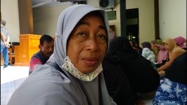 Alfiyah panik ketika tidak cuma dirinya saja yang mengalami lemotnya saat menarik tabungan