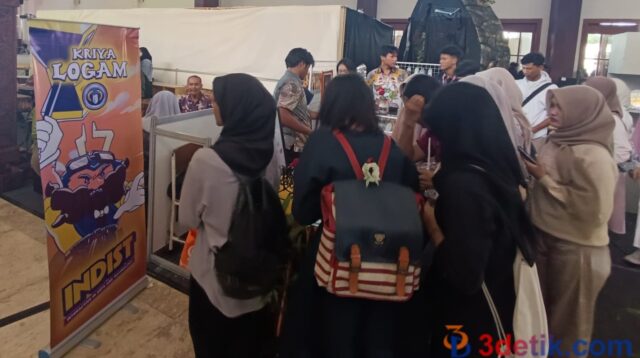 siswa siswi saat mengikuti pameran INDIST SAGA di Balai Kota Surabaya yang diduga dipungut biaya oleh SMKN 12 Surabaya. [3detik.com]