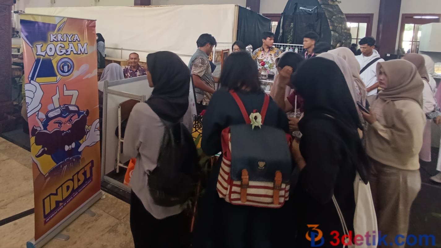 siswa siswi saat mengikuti pameran INDIST SAGA di Balai Kota Surabaya yang diduga dipungut biaya oleh SMKN 12 Surabaya. [3detik.com]