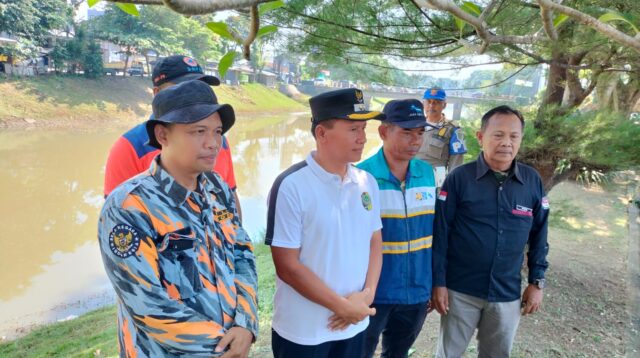 Pembersihan tanaman liar dibantaran kali Ngrowo yang dilakukan LSM Gerakan Masyarakat Bawah Indonesia (GMBI), bersama Distrik Tulungagung